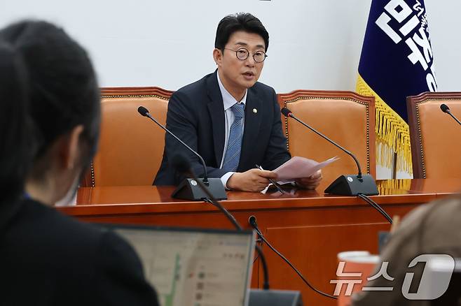 노종면 더불어민주당 원내대변인이 12일 오후 서울 여의도 국회에서 가진 특검 관련 브리핑에서 내란특검법 특별검사 후보자에 조은석 전 감사위원, 김건희 특검과 채상병 특검에는 민중기 전 서울중앙지법원장과 이윤제 명지대 교수를 각각 후보자로 추천한다고 말하고 있다. 2025.6.12/뉴스1 ⓒ News1 이광호 기자