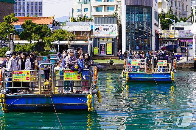 강원 속초 명물 갯배에 탑승한 관광객.(속초시 제공, 재판매 및 DB 금지) 2025.6.12/뉴스1