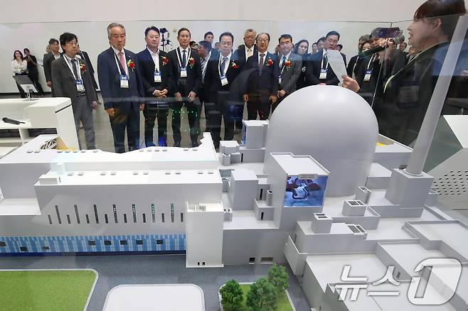 11일 대구 북구 엑스코(EXCO)에서 개막한 '2025 대한민국 전기산업 엑스포'를 찾은 내빈들이 한국수력원자력 부스에 전시된 1000㎿(메가와트)급 한국형 원전 APR1000 발전소의 핵심 구조를 표현한 모형을 살펴보며 관계자 설명을 듣고 있다.  (자료사진) 2025.6.11/뉴스1 ⓒ News1 공정식 기자