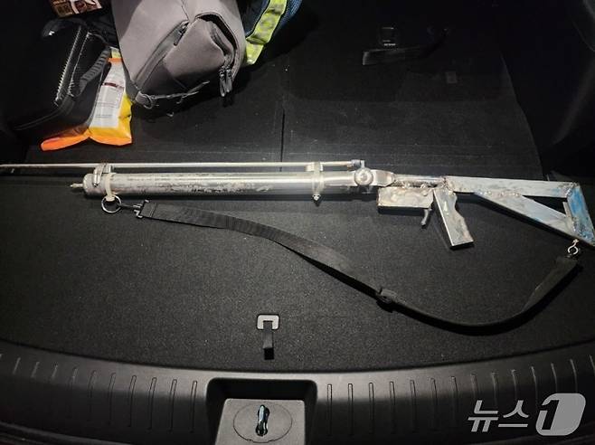 광주출입국·외국인사무소와 국정원, 전남경찰청이 전북 정읍의 한 외국인 숙소에서 압수조치한 사제 공기총.(광주출입국·외국인사무소 제공. 재판매 및 DB 금지) 2025.6.12/뉴스1
