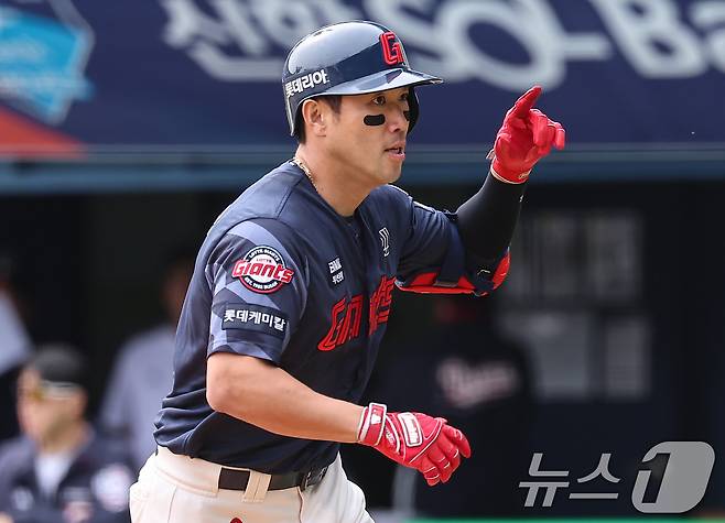 27일 서울 송파구 잠실야구장에서 열린 프로야구 '2025 신한 SOL 뱅크 KBO리그' 롯데 자이언츠와 두산 베어스의 경기, 5회초 1사 주자없는 상황에서 롯데 전준우가 솔로홈런을 치고 기뻐하고 있다. 2025.4.27/뉴스1 ⓒ News1 김도우 기자