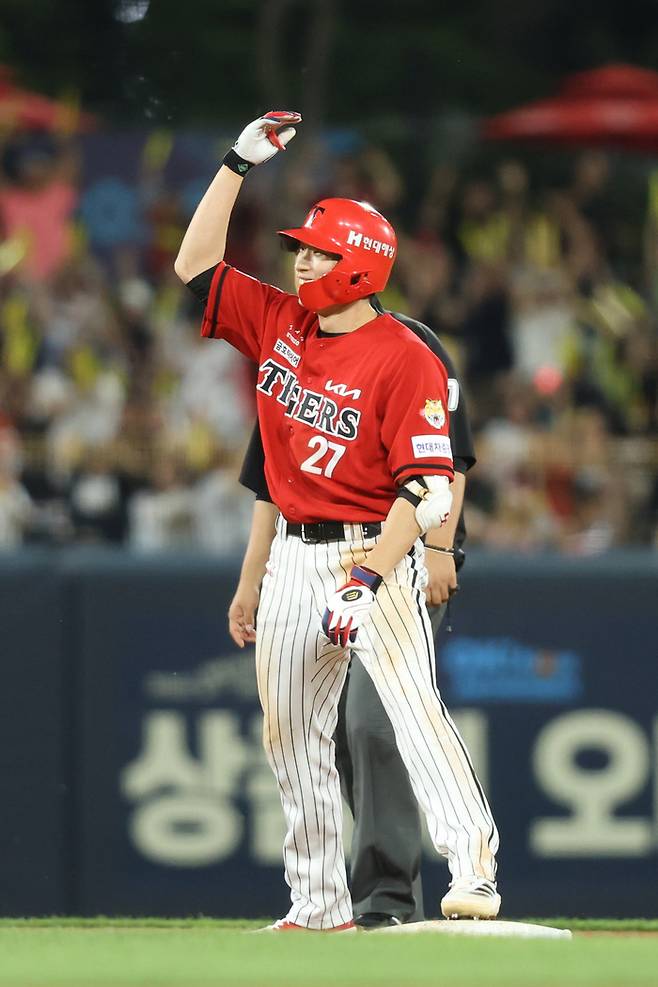 KIA 김호령이 11일 광주-기아 챔피언스 필드에서 열린 2025 KBO리그 삼성전에서 6회말 역전 2타점 적시타를 때린 후 환호하고 있다. 사진 | KIA 타이거즈