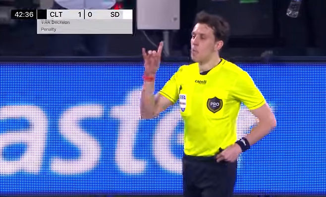MLS에서 시행 중인 비디오 판독 발표(VAR Announcements). 사진 | MLS 유튜브 캡처