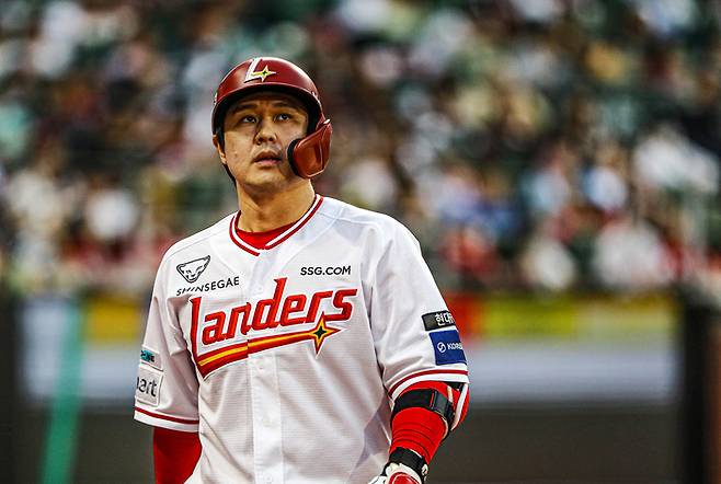 SSG 최정이 13일 인천SSG랜더스필드에서 열린 2025 KBO리그 정규시즌 NC전에서 관중석을 바라보고 있다. 사진 | SSG 랜더스