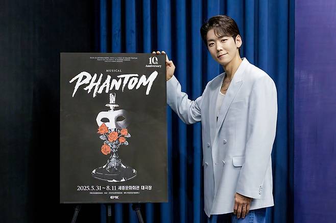 뮤지컬 배우 카이가 뮤지컬-오페라 발성을 오가는 뮤지컬 ‘팬텀’의 넘버 특성을 설명했다. 사진 | EMK뮤지컬컴퍼니