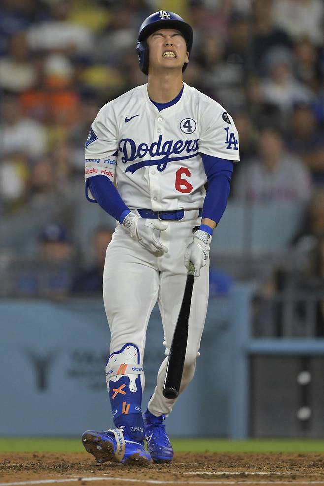 이제는 기용철학이 확고한 것인지, 아니면 선수에게 감정을 품고 있는 지 구분하기 어려울 정도다. 

데이브 로버츠 LA 다저스 감독이 또 '4할 타자' 김혜성을 선발제외했다. 전날 승리의 결정적인 발판을 만든 동점 적시 2루타를 치고도 바로 다음 타석 때 왼손 투수가 나오자 대타로 교체됐던 김혜성은 이번에는 오른손 선발투수가 나왔는데도 선발 명단에 들지 못했다. 로버츠 감독의 의중을 전혀 짐작할 수 없다. 

<저작권자(c) 연합뉴스, 무단 전재-재배포, AI 학습 및 활용 금지>