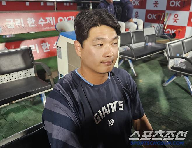 인터뷰에 임한 나균안. 김영록 기자