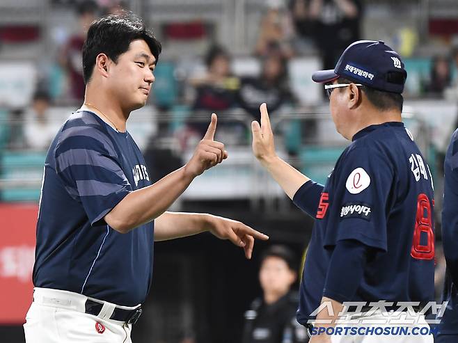 11일 수원 KT위즈파크에서 열린 롯데-KT전. 롯데가 4대3 역전승을 거뒀다. 김태형 감독이 나균안을 맞이하고 있다. 수원=정재근 기자 cjg@sportschosun.com/2025.6.11/