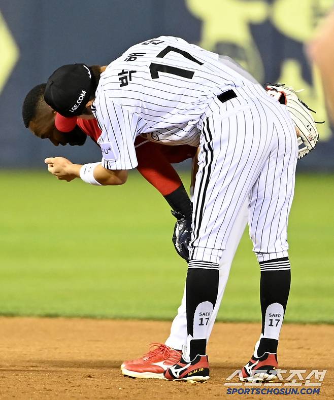 에레디아의 얼굴을 직접 닦아주는 박해민. 잠실=허상욱 기자