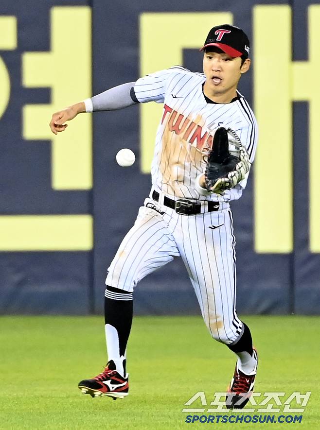 9회초 2사 1루 한유섬의 안타 타구를 잡아내는 박해민