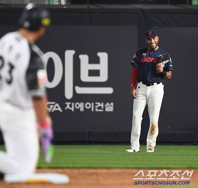11일 수원 KT위즈파크에서 열린 롯데-KT전. 5회말 무사 1루 장성우 타석. 안현민이 2루 도루를 성공시키자 우익수 레이예스가 놀라며 웃고 있다. 수원=정재근 기자 cjg@sportschosun.com
