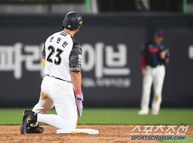 우익수 레이예스와 눈이 마주친 안현민