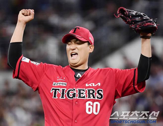 11일 광주 기아챔피언스필드에서 열린 KBO리그 KIA와 삼성의 경기. 6회 삼성 김재성의 파울 타구를 위즈덤이 잡지 못하자 아쉬워하는 KIA 김도현. 광주=송정헌 기자songs@sportschosun.com/2025.06.11/