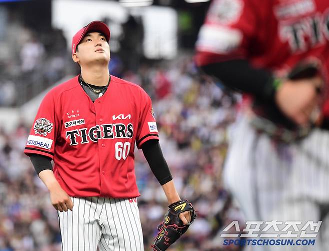 3회 2실점 투구를 마치고 마운드를 내려오는 김도현.