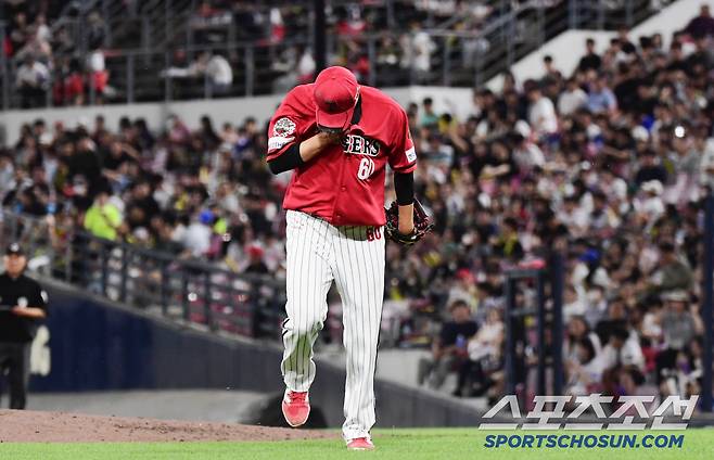 6회 2사 1, 2루. 마운드를 내려오며 아쉬움에 고개를 떨군 KIA 김도현.