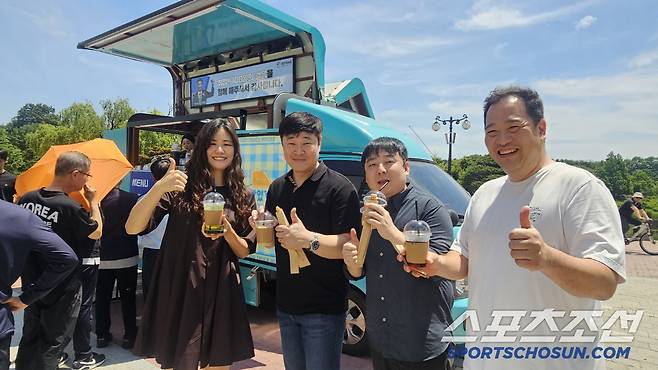 왼쪽부터 대한체육회 인사총무부 용화연 대리, 정훈 부장, 최선규 대리, 정창교 과장이 유승민 대한체육회장이 취임 100일 기념으로 보낸 커피차 앞에서 엄지 척 포즈를 취했다. 사진=전영지 기자