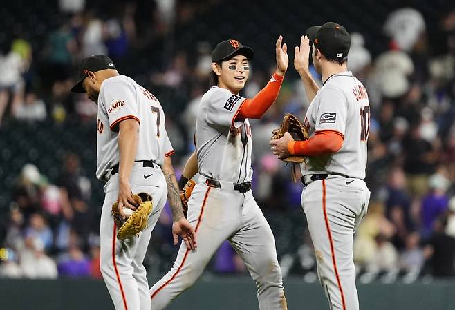 이정후가 12일(한국시각) 콜로라도전서 10대7로 승리한 뒤 동료들과 하이파이브를 나누고 있다. Imagn Images연합뉴스