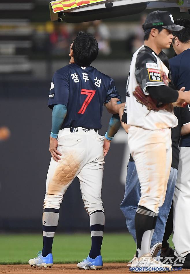 12일 수원 KT위즈파크에서 열린 롯데-KT전. 10회초 1사 1루 고승민 타석에서 1루주자 장두성이 견제구가 빠지자 2루로 진루했다. 하지만 그 상황에서 부상을 당해 구급차에 오르고 있다. 수원=정재근 기자 cjg@sportschosun.com/2025.6.12/