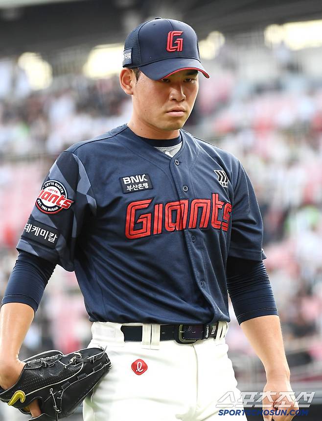 12일 수원 KT위즈파크에서 열린 롯데-KT전. 2회까지 6실점한 김진욱이 이닝을 마친 후 마운드를 내려오고 있다. 수원=정재근 기자 cjg@sportschosun.com/2025.6.12/