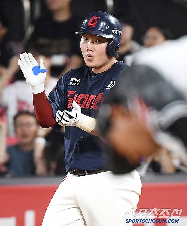 12일 수원 KT위즈파크에서 열린 롯데-KT전. 7회초 2사 2루 정보근이 역전 적시타를 친 후 기뻐하고 있다. 수원=정재근 기자 cjg@sportschosun.com/2025.6.12/