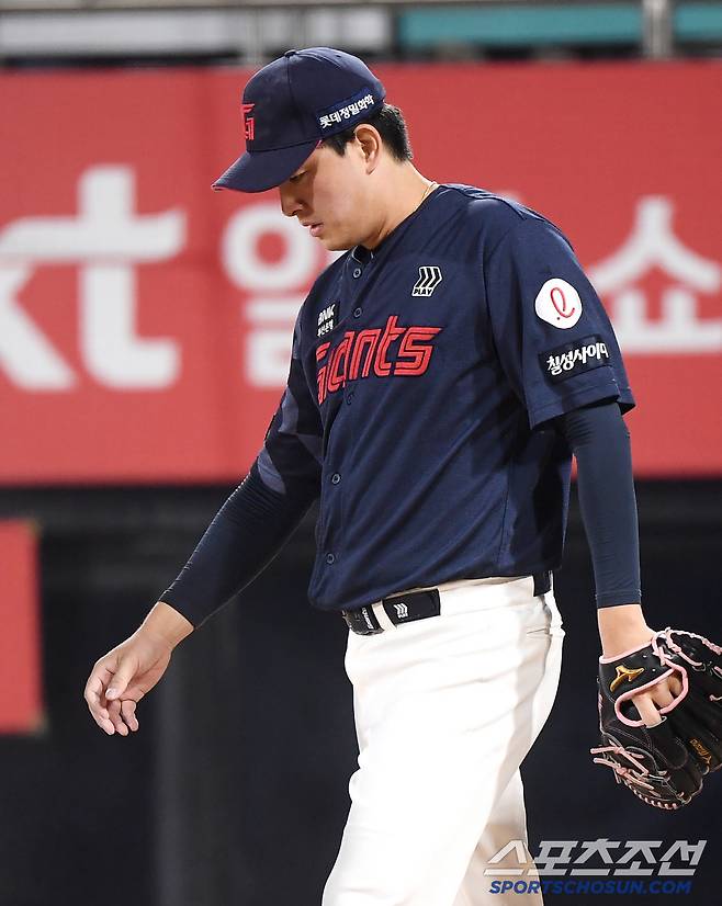 12일 수원 KT위즈파크에서 열린 롯데-KT전. 9회말 김원중이 등판했지만 동점을 허용한 후 아쉬워하고 있다. 수원=정재근 기자 cjg@sportschosun.com/2025.6.12/