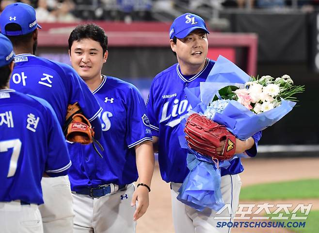 12일 광주 기아챔피언스필드에서 열린 KBO리그 KIA와 삼성의 경기. 삼성 김태훈이 올 시즌 10번째 홀드를 달성했다. 7회 투구를 마치고 동료들의 축하를 받고 있는 김태훈. 광주=송정헌 기자songs@sportschosun.com/2025.06.12/