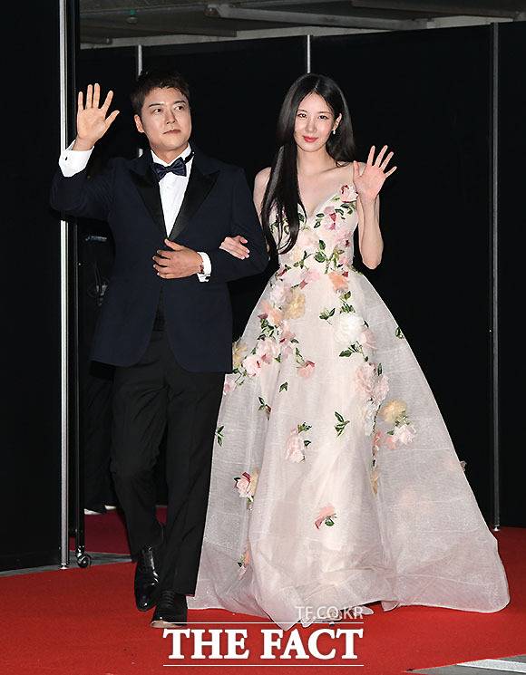전현무(왼쪽)와 서현이 '2025 더팩트 뮤직 어워즈' 공동 MC로 전 세계 K팝 팬들과 만난다. 사진은 지난해 일본 오사카 '교세라 돔 오사카'에서 열린 '2024 더팩트 뮤직 어워즈' 레드카펫을 밟고 있는 모습. /더팩트 DB