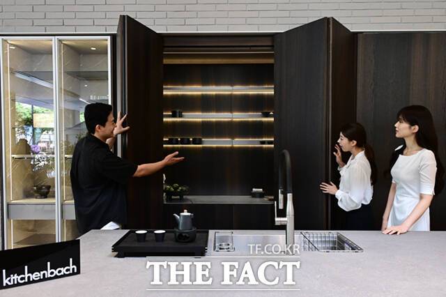 12일 서울 강남구 한샘 플래그십 논현 매장이 리뉴얼 오픈하며 프리미엄 키친 브랜드 '키친바흐'를 선보인 가운데, 고객들이 제품을 살펴보고 있다. /이새롬 기자