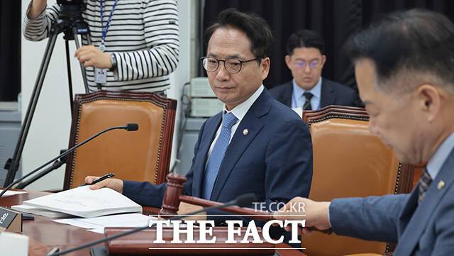 정보위 전체회의 참석한 박선원 더불어민주당 의원.