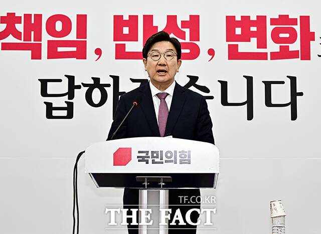 권성동 국민의힘 원내대표가 12일 "당내에서 탄핵에 대한 찬반을 놓고 격렬하게 대립하는 와중에도 어떻게든 양쪽을 조율하고 다가올 대선에서 단일대오를 꾸리기 위해 최선을 다했다"며 퇴임 소회를 밝혔다. /국회=배정한 기자
