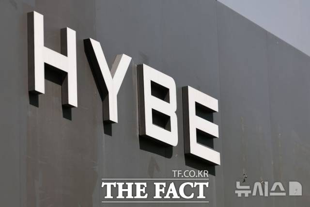 하이브와 민희진 전 어도어 대표 간 260억원대 풋옵션 소송이 본격화된 가운데 양측이 풋옵션 효력과 증거 능력 등을 두고 첨예하게 대립하며 공방을 벌였다./ 뉴시스