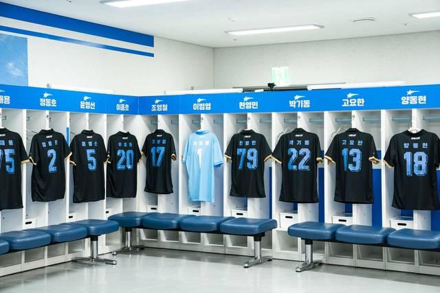 FC슈팅스타의 라커룸에 선수들의 홈경기 유니폼이 걸려 있다. /쿠팡플레이
