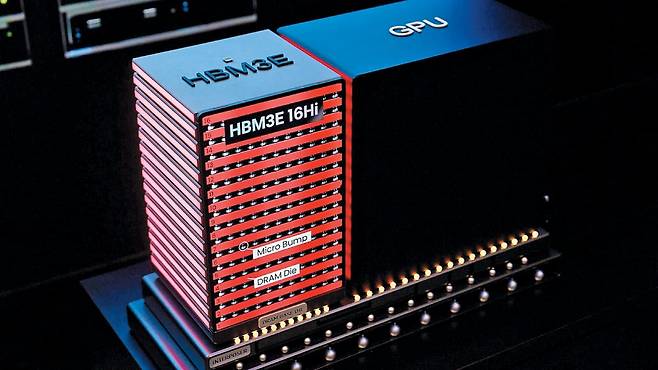 올해 1월 미국 라스베이거스에서 열린 세계 최대 IT 전시회 ‘CES 2025’에서 SK하이닉스가 공개한 고대역폭 메모리 HBM3E 모형. /SK하이닉스