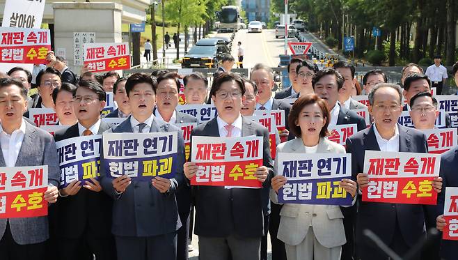 법원 앞에서 “李 대통령 재판 재개하라” 촉구 - 국민의힘 의원들이 11일 서울 서초구 서울고등법원 앞에서 이재명 대통령 재판 중지 결정에 항의하는 집회를 하고 있다. 이들은 “사법부는 어떤 압박과 위협에 굴하지 말고 공직선거법 파기환송심, 대장동 재판을 계속 진행해 달라”고 촉구했다. /남강호 기자