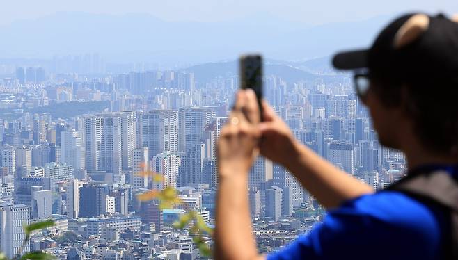 12일 서울 중구 남산에서 한 관광객이 사진 촬영을 하고 있다. /뉴스1