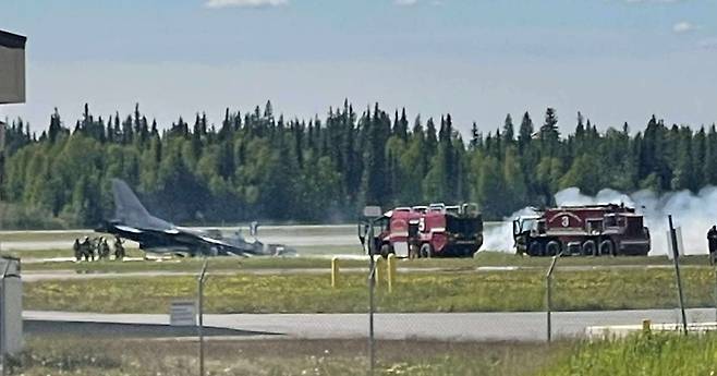 11일 미국 알래스카에서 훈련중이던 KF-16 전투기가 추락해 파손돼있다. /페이스북