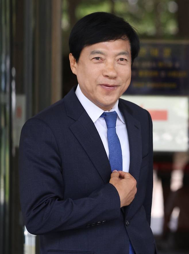 김학의 전 법무부 차관 불법 출국금지 의혹과 관련된 수사에 외압을 행사한 혐의로 재판에 넘겨진 이성윤 더불어민주당 의원이 12일 서울 서초구 대법원에서 열린 직권남용 권리행사방해 혐의 관련 상고심 선고기일에서 무죄 판결을 받은 뒤 법정을 나서고 있다. /뉴시스