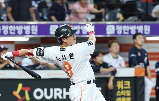 12일 대전 한화생명볼파크에서 열린 KBO리그 한화이글스 대 두산베어스 경기에서 한화 노시환이 1회말 동점 2점 홈런을  치고 있다. /뉴스1