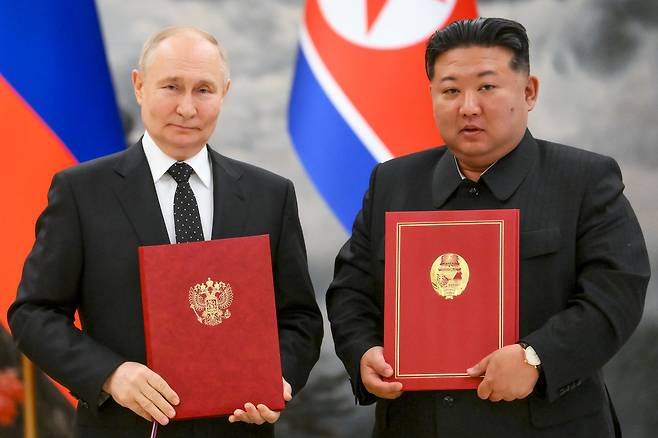 지난해 6월 북한 평양에서 열린 새로운 파트너십 조인식에서 블라디미르 푸틴 러시아 대통령(왼쪽)과 북한 지도자 김정은이 사진을 찍고 있다. /연합뉴스