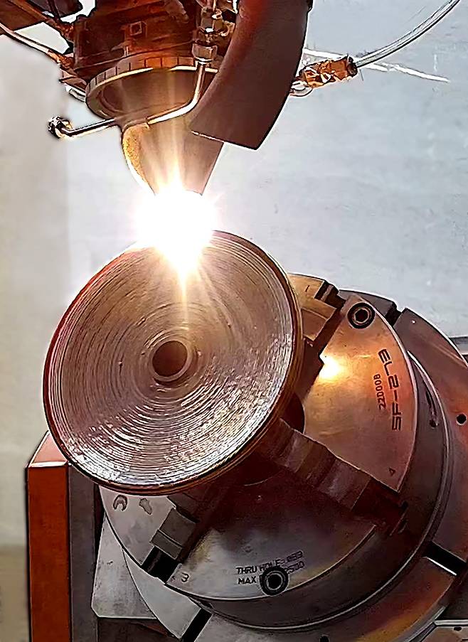 3D프린팅으로 제작 중인 티타늄 고압 용기의 모습./한국생산기술연구원