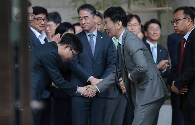 이복현 전 금융감독원장이 지난 5일 서울 영등포구 금감원에서 이임식을 마친 뒤 직원들과 인사하고 있다. /연합뉴스