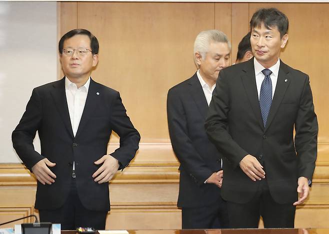 이복현 전 금융감독원장(오른쪽)과 조병규 전 우리은행장이 지난해 6월 19일 오전 서울 중구 은행연합회에서 열린 국내 은행장 간담회에 참석하고 있다. /뉴스1
