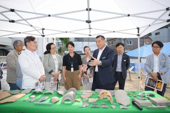 공주시는 공주 대통사지 역사공원 조성부지 내 유적에서 백제시대부터 조선시대 말기까지의 유적이 확인돼 (재)새론문화유산연구원(원장 신연식)은 최원철 시장과 국가유산청 이소연 사무관, 학계 관계자, 언론인 등을 대상으로 현장공개 설명회를 열고 대통사지 관련 조사 현황과 출토 유물 등을 설명했다. 사진=공주시 제공
