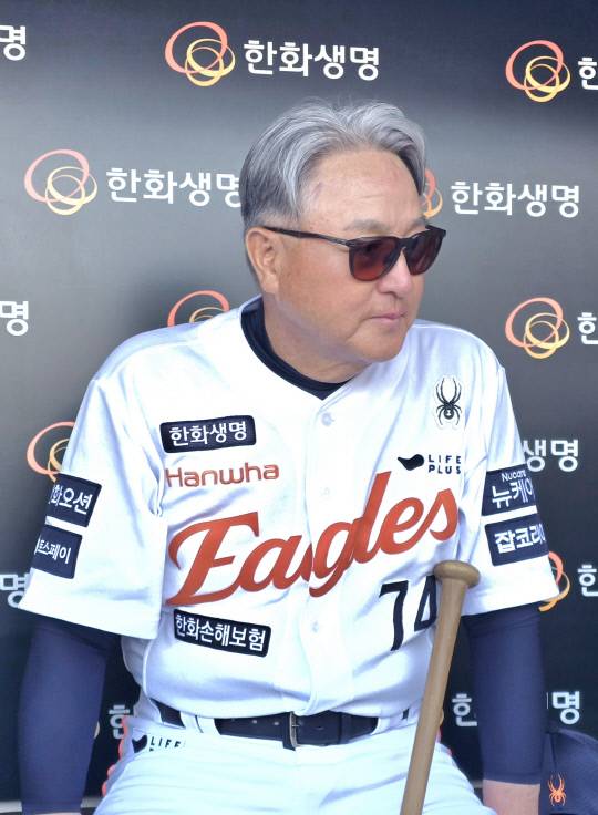 12일 대전한화생명볼파크에서 열리는 2025 신한 SOL뱅크 KBO리그 두산베어스와의 주중 3연전 3차전을 앞두고 김경문 한화이글스 감독이 취재진과 인터뷰를 하고 있다. 이성현 기자