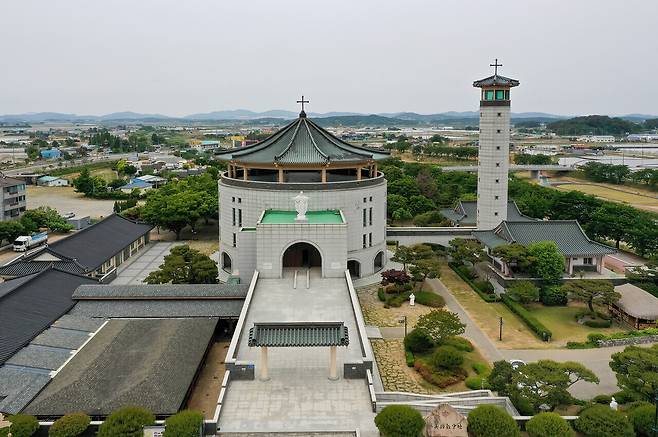 충남 서산 해미국제성지 전경. 중앙의 원형 성당과 우측 종탑, 좌측 전통 한옥 건물이 어우러져 신앙과 역사의 깊이를 전한다. 순교의 땅이자 평화의 상징 공간이다. 서산시 제공