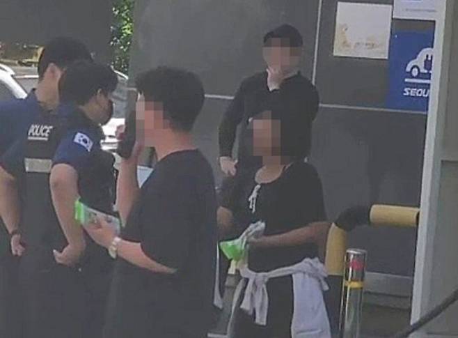 지난 11일 오후 인천 부평구의 한 초등학교 앞에 신고를 받은 경찰이 출동해 있다.ⓒ연합뉴스