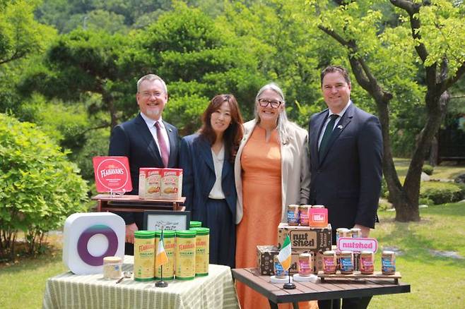 (왼쪽부터) 짐 오툴 보드비아 CEO, 이선영CJ ENM커머스 부문 대표이사, 미셸 윈스롭 주한 아일랜드 대사, 마틴 헤이든 아일랜드 농식품해양부 장관이 기념촬영을 하고 있다.ⓒCJ온스타일