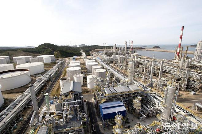 석유화학 업체들의 생산시설이 몰려있는 충남 대산석유화학단지의 모습. 동아일보DB