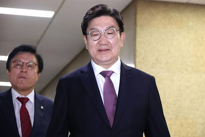 권성동 국민의힘 원내대표가 12일 오후 서울 여의도 국회에서 퇴임 기자회견을 하기 위해 이동하고 있다.  2025.6.12 (서울=뉴스1)