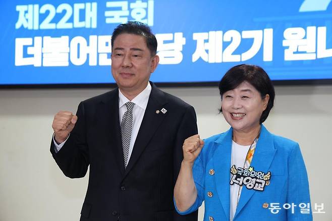 김병기·서영교 더불어민주당 원내대표 후보자가 10일 오후 서울 여의도 국회 의원회관에서 열린 민주당 2기 원내대표 후보 합동토론회에 참석해 선전을 다짐하고 있다. 2025.06.10 이훈구 기자 ufo@donga.com